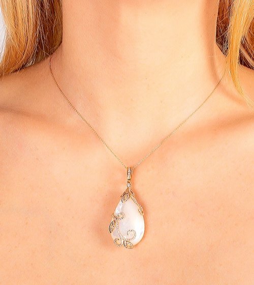 ROSE GOLD PENDANT 18CT WITH WHITE DIAMONDS 0.62ct AND MOTHER-OF-PEARL